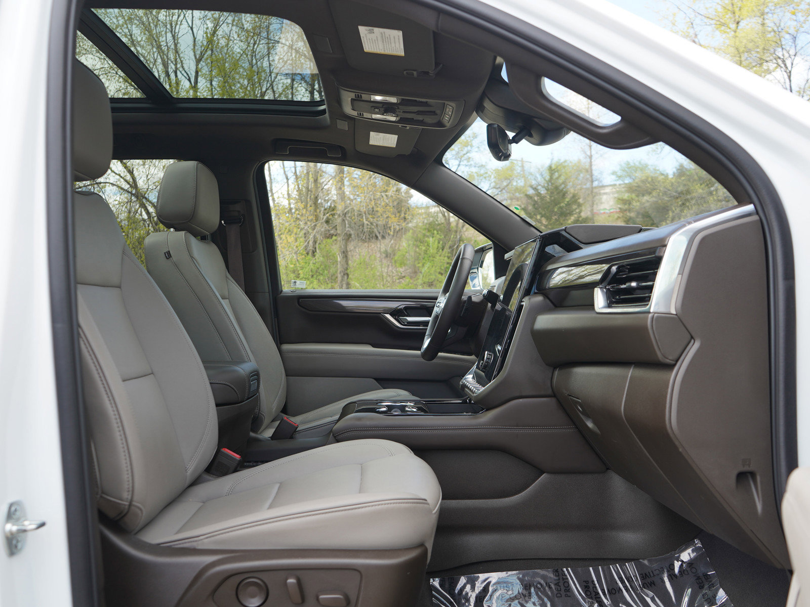 Used 2025 GMC Yukon XL Elevation w/ Technology Package AWD/4WD image 11