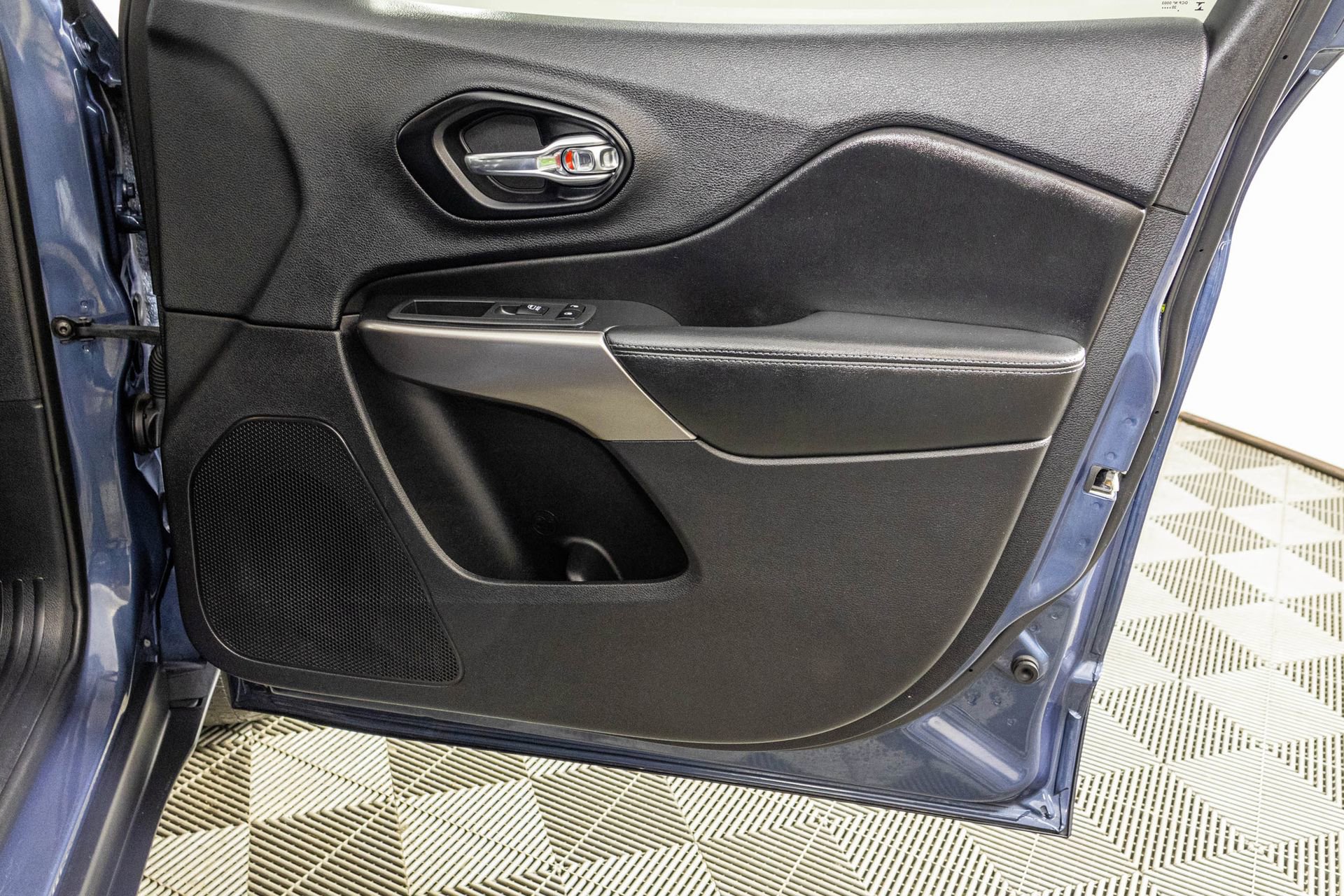 Used 2021 Jeep Cherokee Latitude Plus image 46