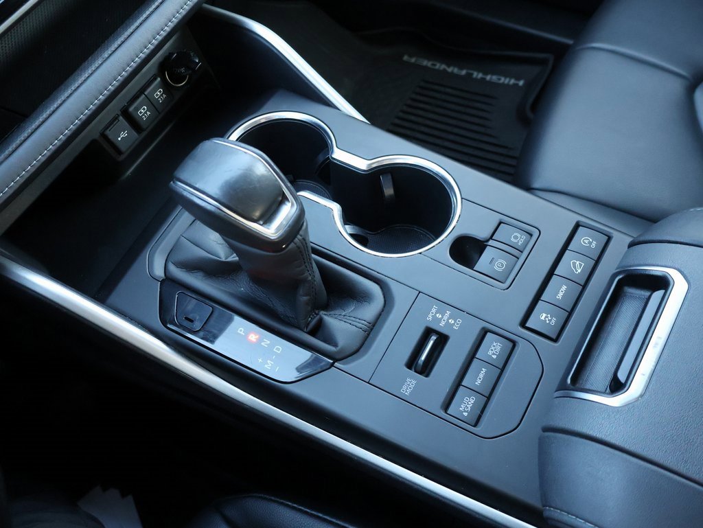 Used 2020 Toyota Highlander XLE image 25