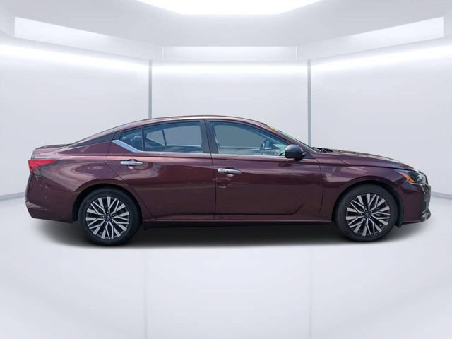 Used 2024 Nissan Altima 2.5 SV FWD image 2