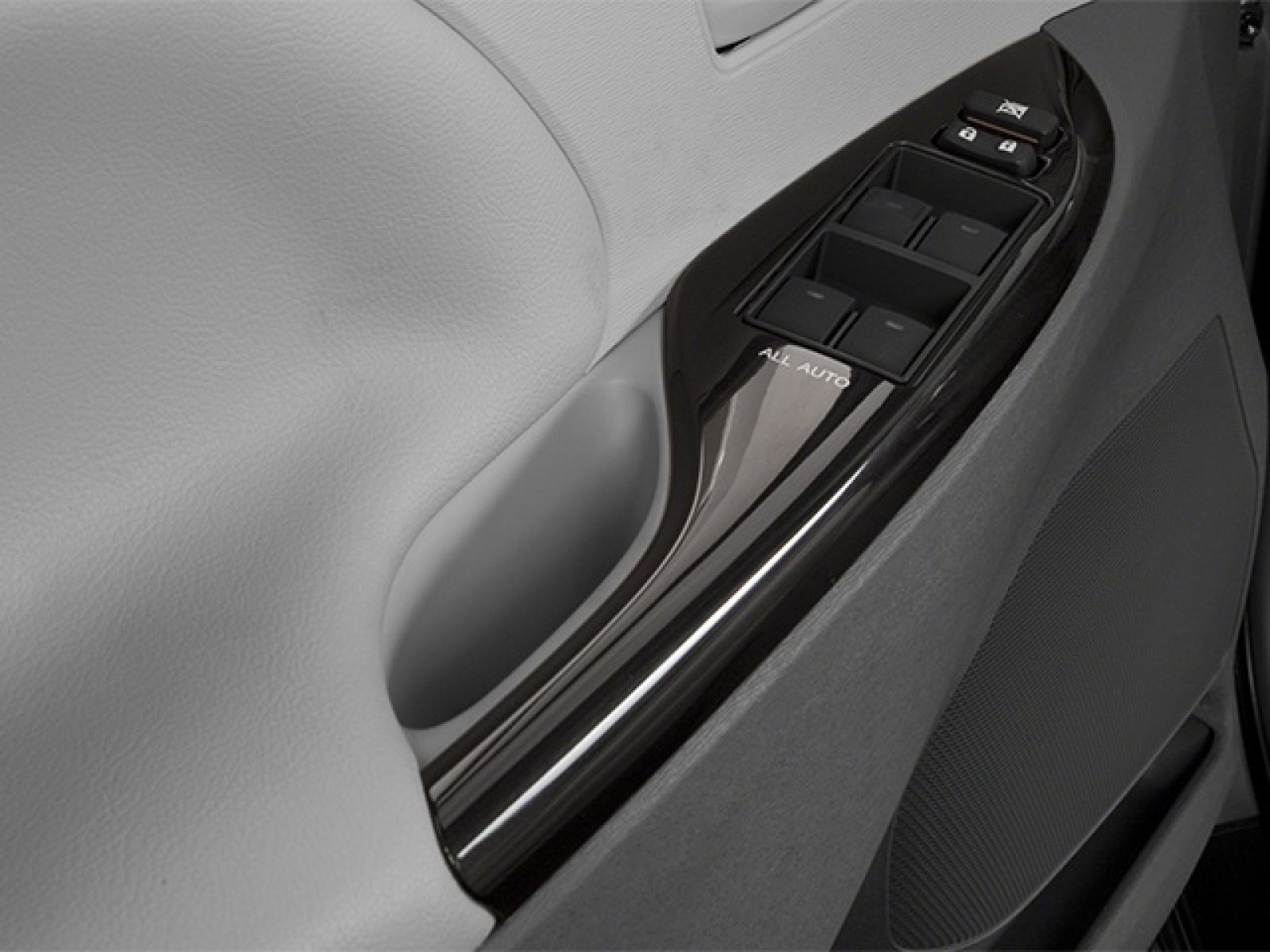 Used 2014 Toyota Sienna SE FWD image 15