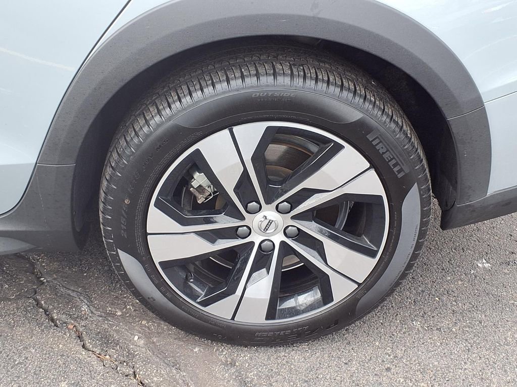 Used 2025 Volvo V60 B5 Cross Country Plus image 25