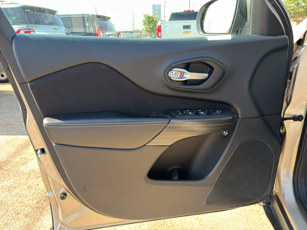 Used 2015 Jeep Cherokee Latitude FWD image 19