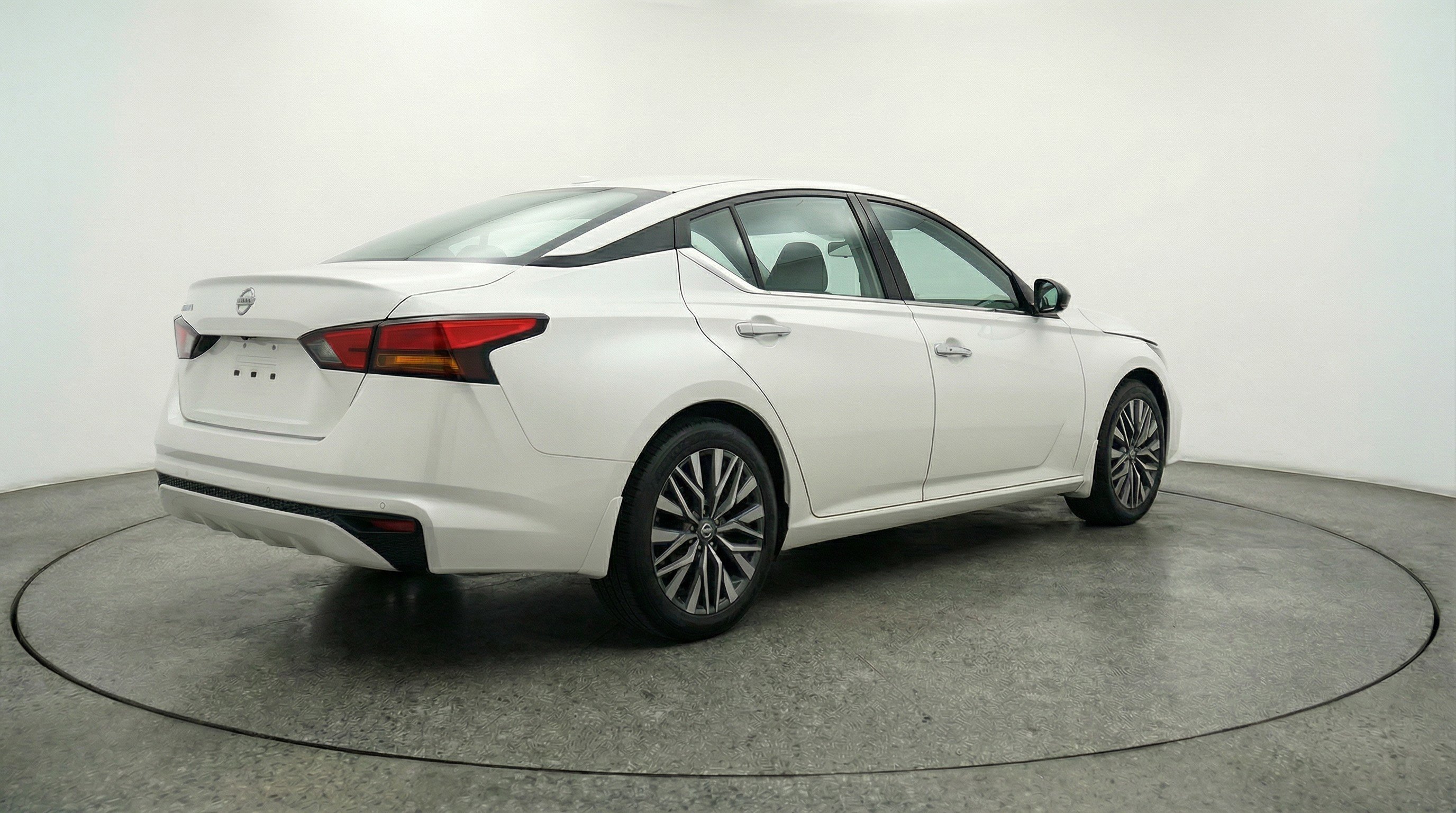 Used 2025 Nissan Altima 2.5 SV image 9