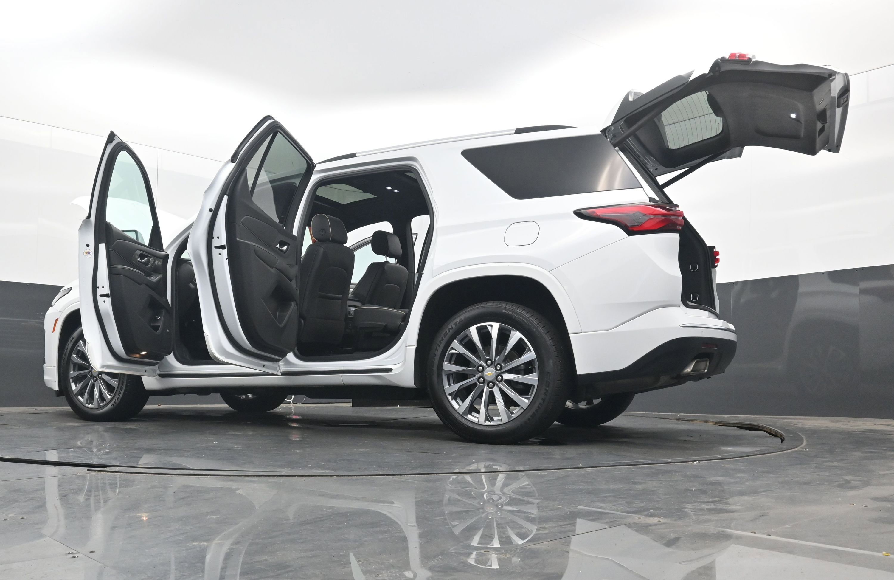 Used 2023 Chevrolet Traverse Premier image 43