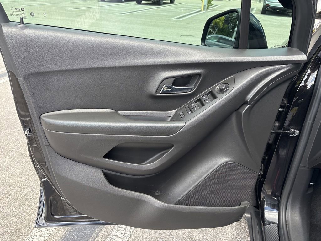 Used 2022 Chevrolet Trax LT w/ Midnight Edition image 13