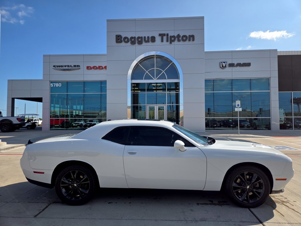 Used 2020 Dodge Challenger SXT w/ Blacktop Package AWD/4WD image 2