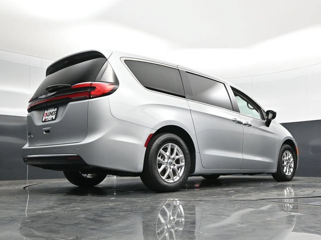 Certified 2024 Chrysler Pacifica Touring-L FWD image 54