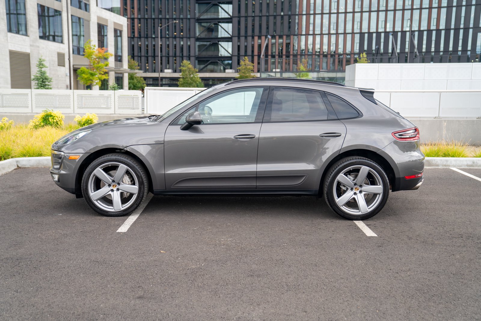 Used 2017 Porsche Macan S AWD/4WD image 2