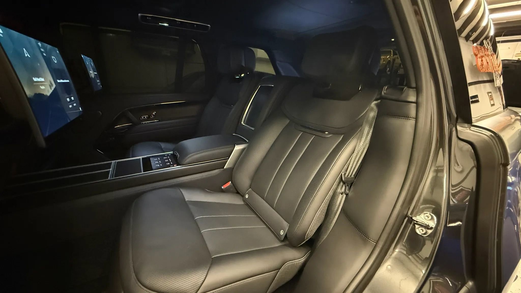 Used 2025 Land Rover Range Rover SV AWD/4WD image 17