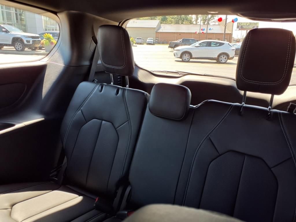 New 2026 Chrysler Pacifica Select image 18