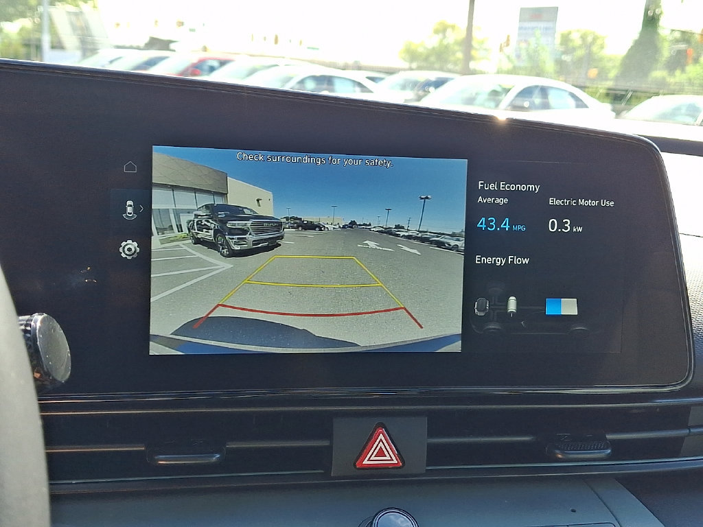 Certified 2025 Hyundai Elantra Limited FWD image 19
