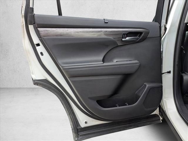 Used 2020 Toyota Highlander Limited image 18