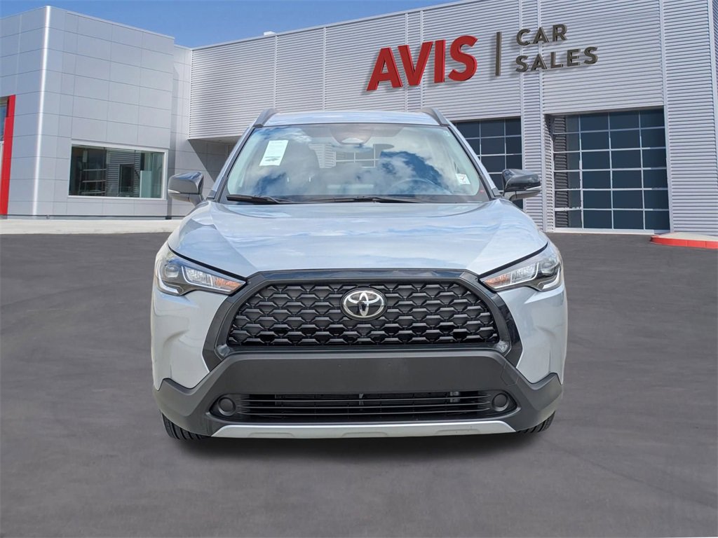 Used 2025 Toyota Corolla Cross LE image 2