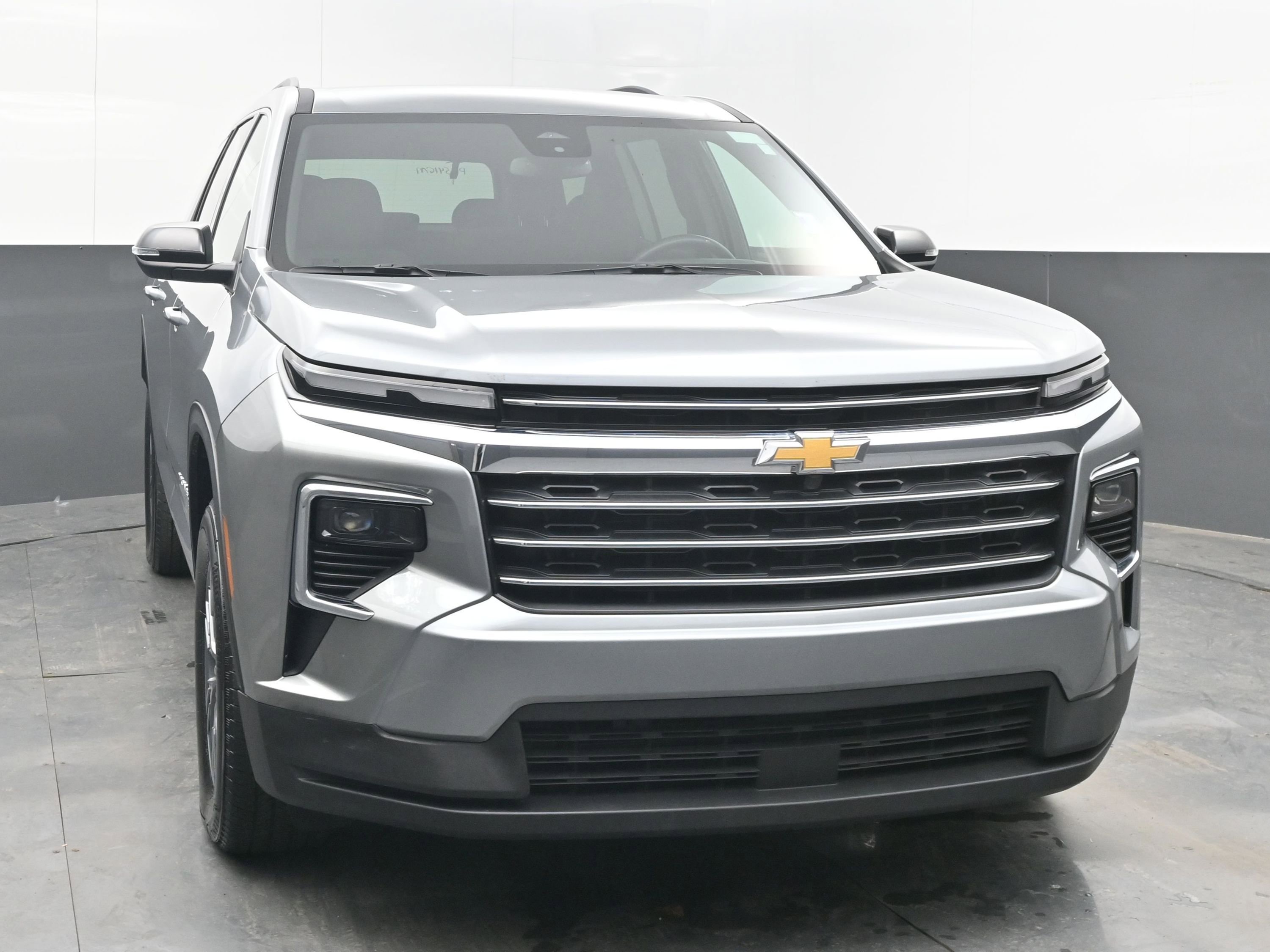 Used 2025 Chevrolet Traverse LT image 3