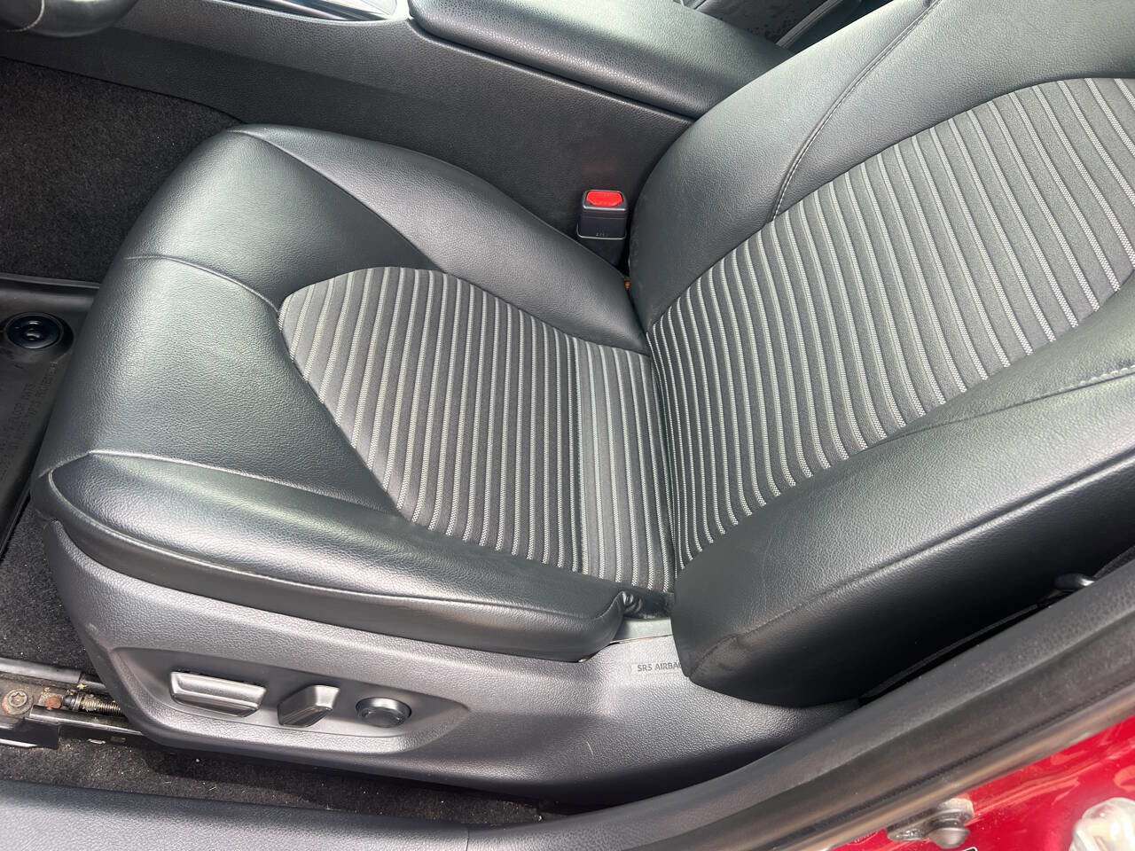 Used 2018 Toyota Camry SE w/ Moonroof Package image 25