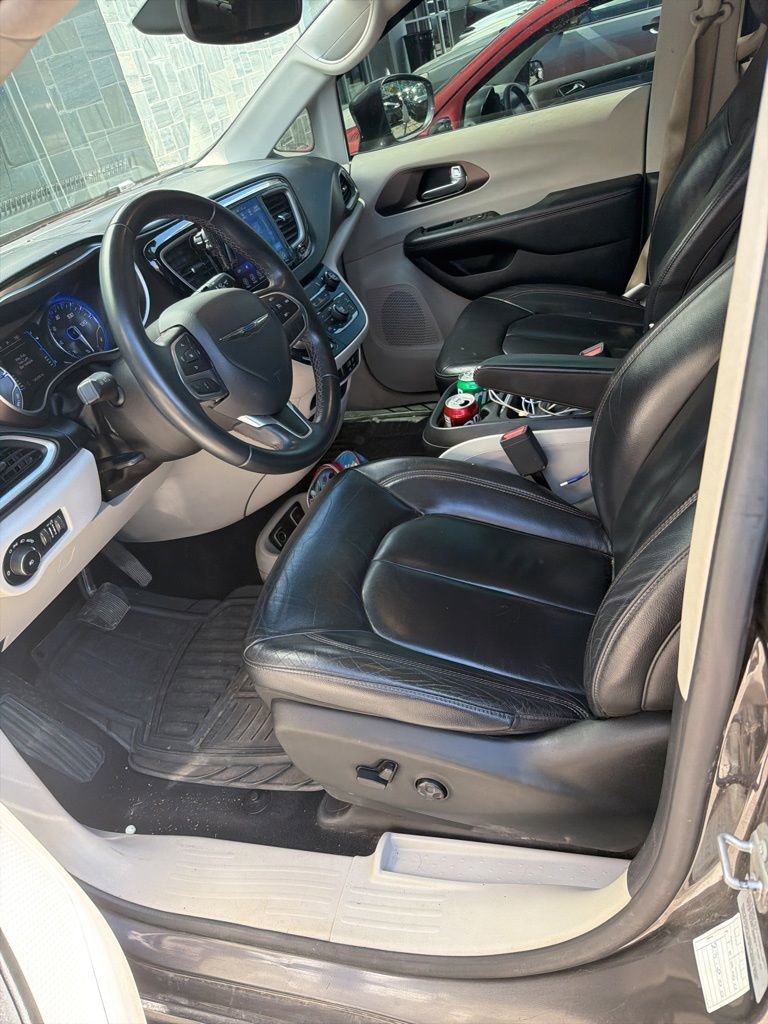 Used 2017 Chrysler Pacifica Touring-L image 8