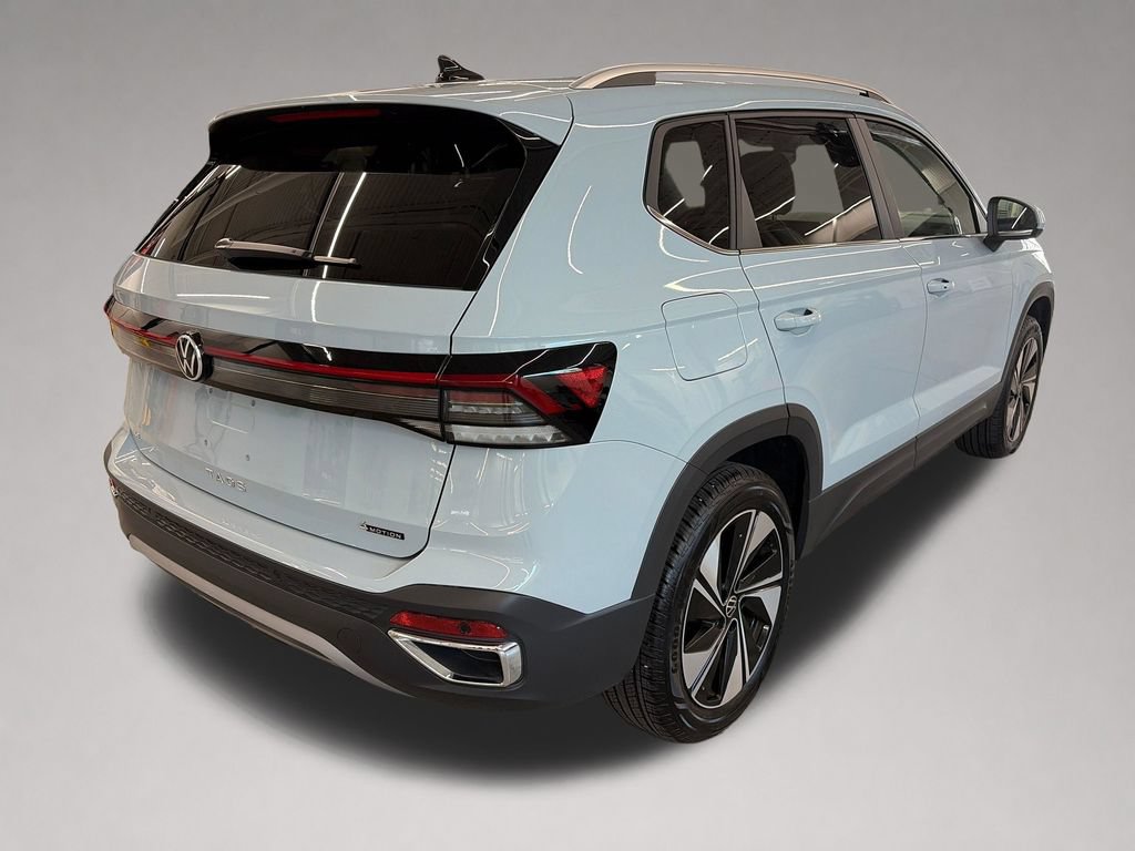 Used 2025 Volkswagen Taos SE w/ Panoramic Sunroof Package AWD/4WD image 3
