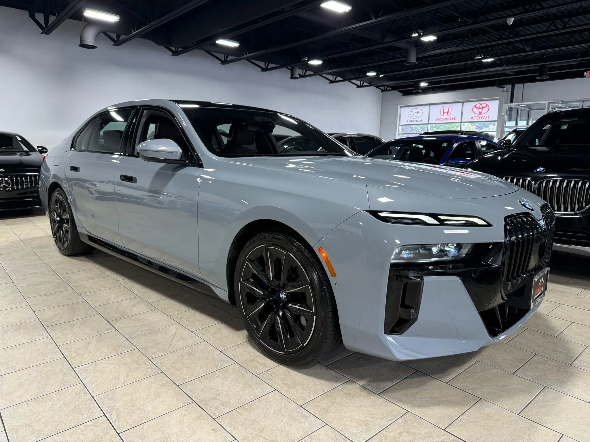 Used 2023 BMW 760i xDrive w/ Luxury Rear Seating Package image 9