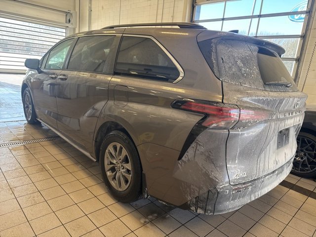Used 2021 Toyota Sienna XLE image 3