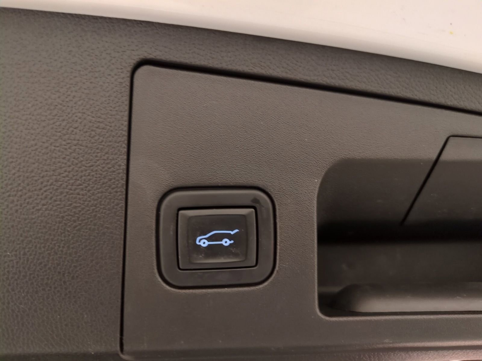 Used 2020 Cadillac XT4 Premium Luxury w/ Cold Weather Package image 15