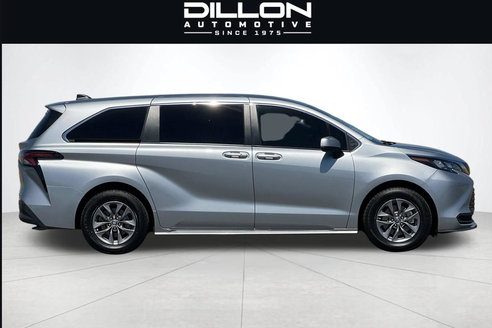 Used 2024 Toyota Sienna LE AWD/4WD image 3