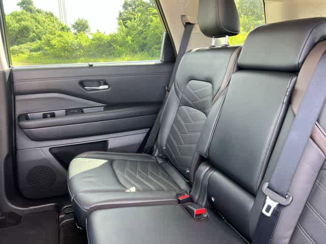Used 2024 Nissan Pathfinder Platinum w/ Cargo Package AWD/4WD image 14
