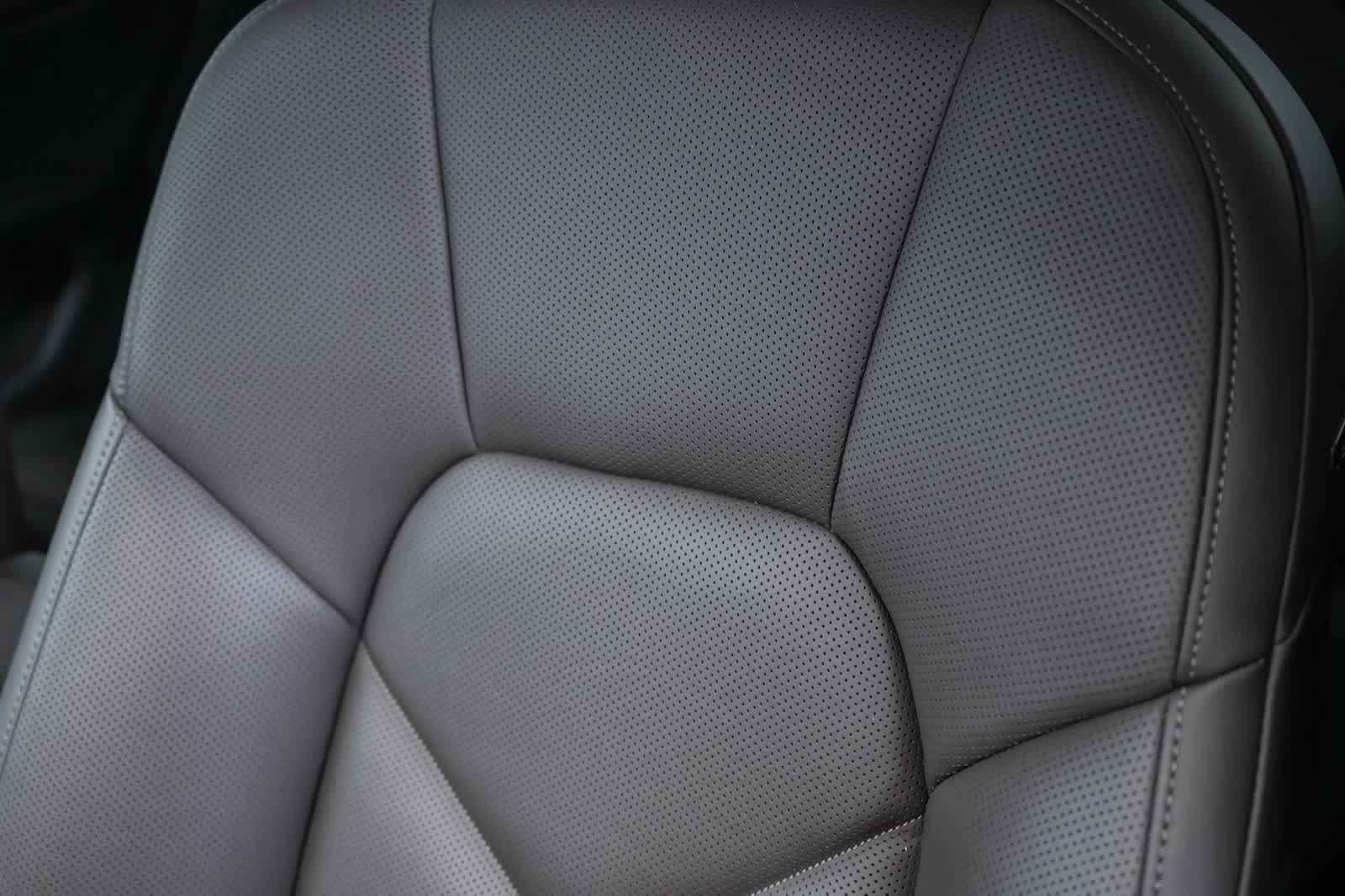 Certified 2024 Porsche Macan AWD/4WD image 31