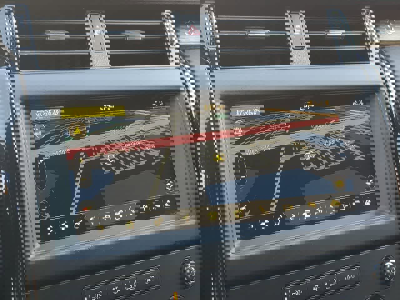 Used 2018 Land Rover Discovery SE image 30