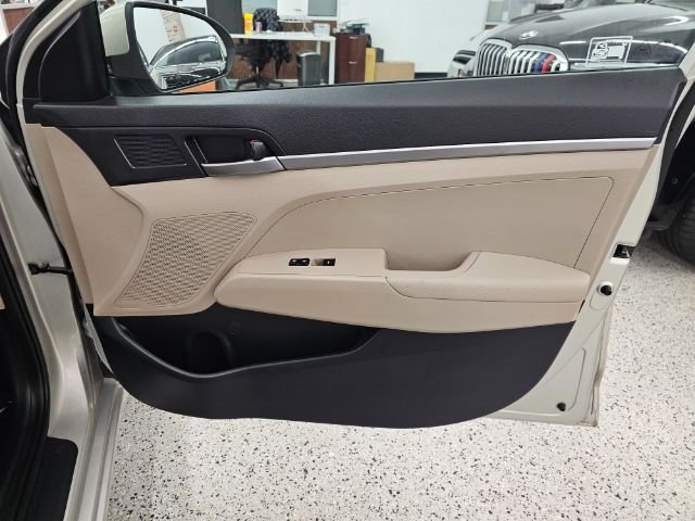 Used 2017 Hyundai Elantra SE image 25