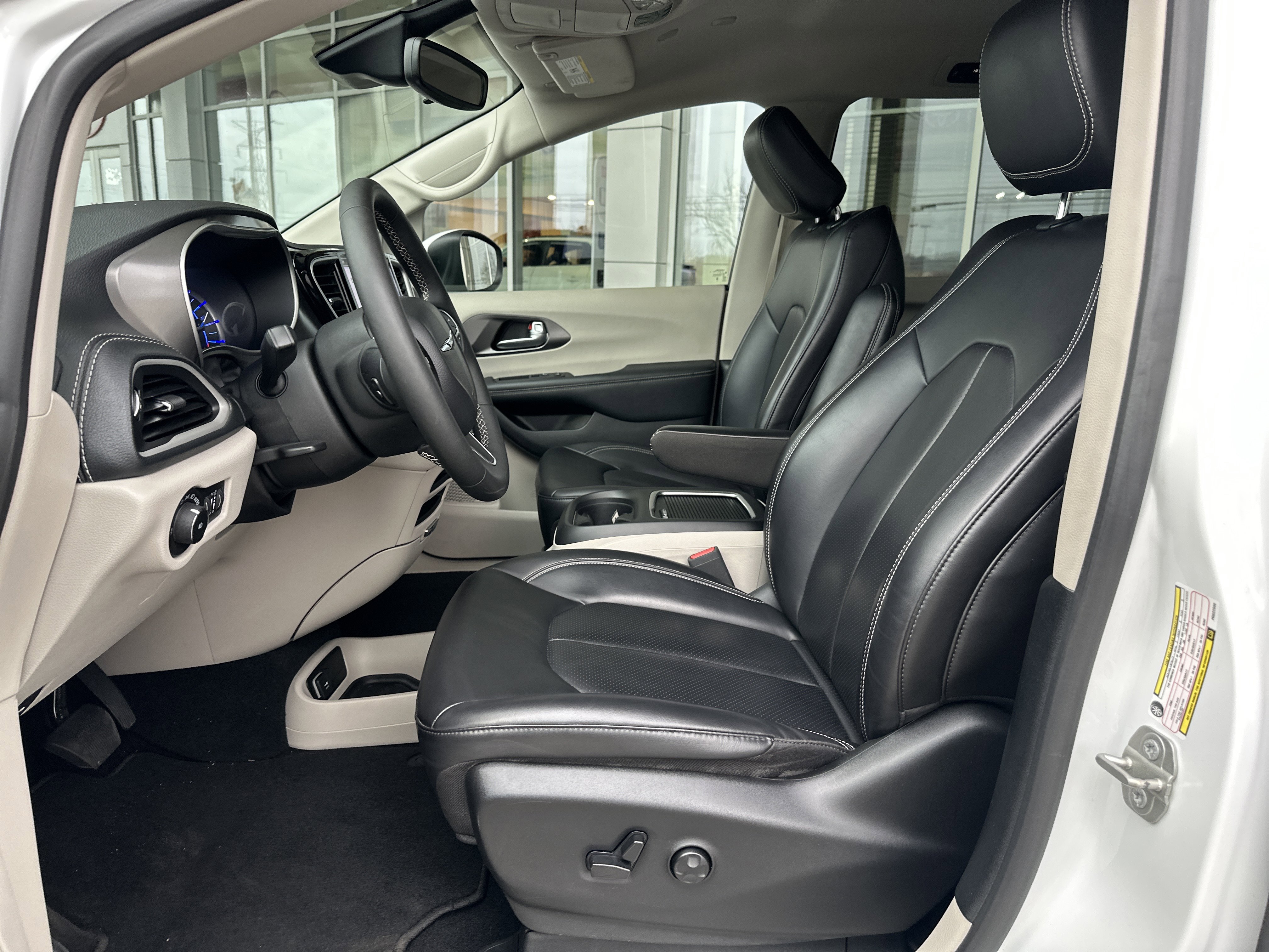 Used 2023 Chrysler Pacifica Touring-L image 10