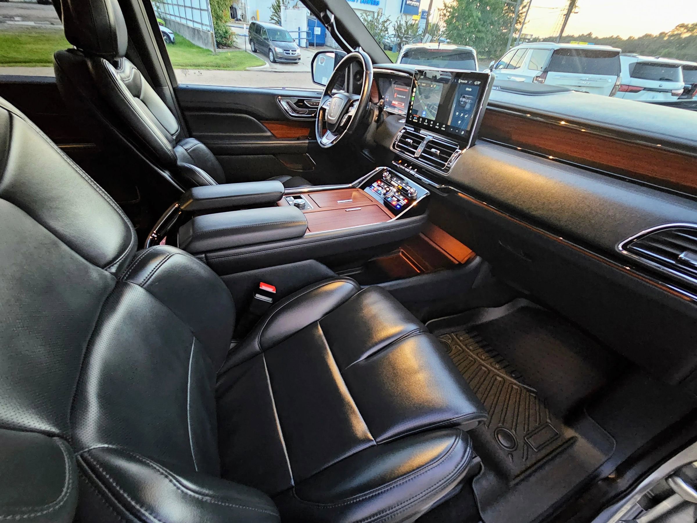 Used 2023 Lincoln Navigator 2WD image 10