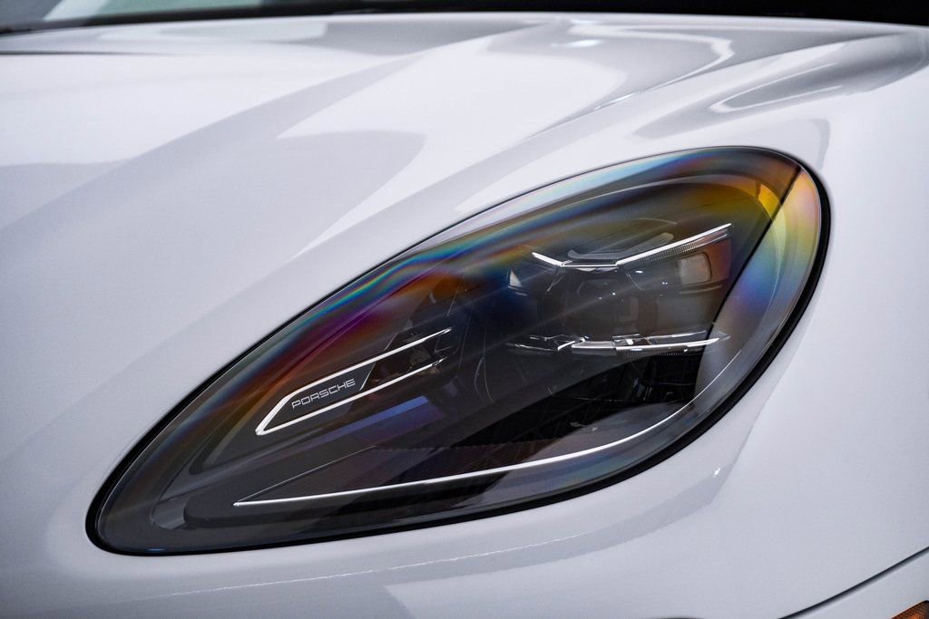 Certified 2025 Porsche Macan image 7