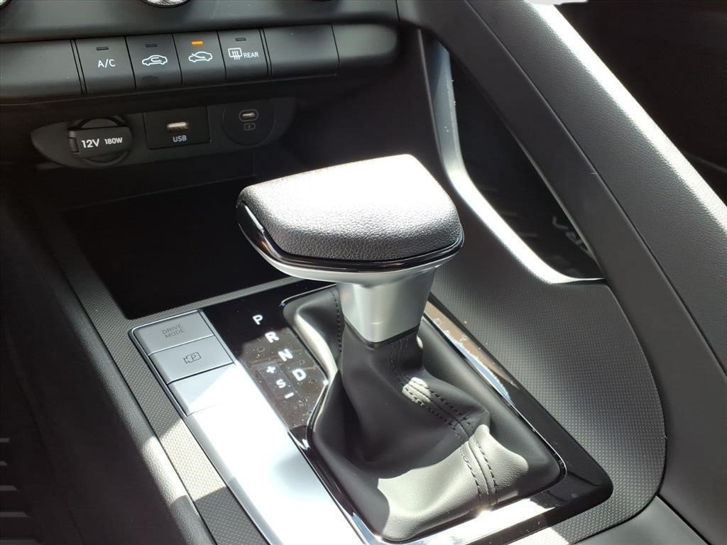 Certified 2025 Hyundai Elantra SE FWD image 13