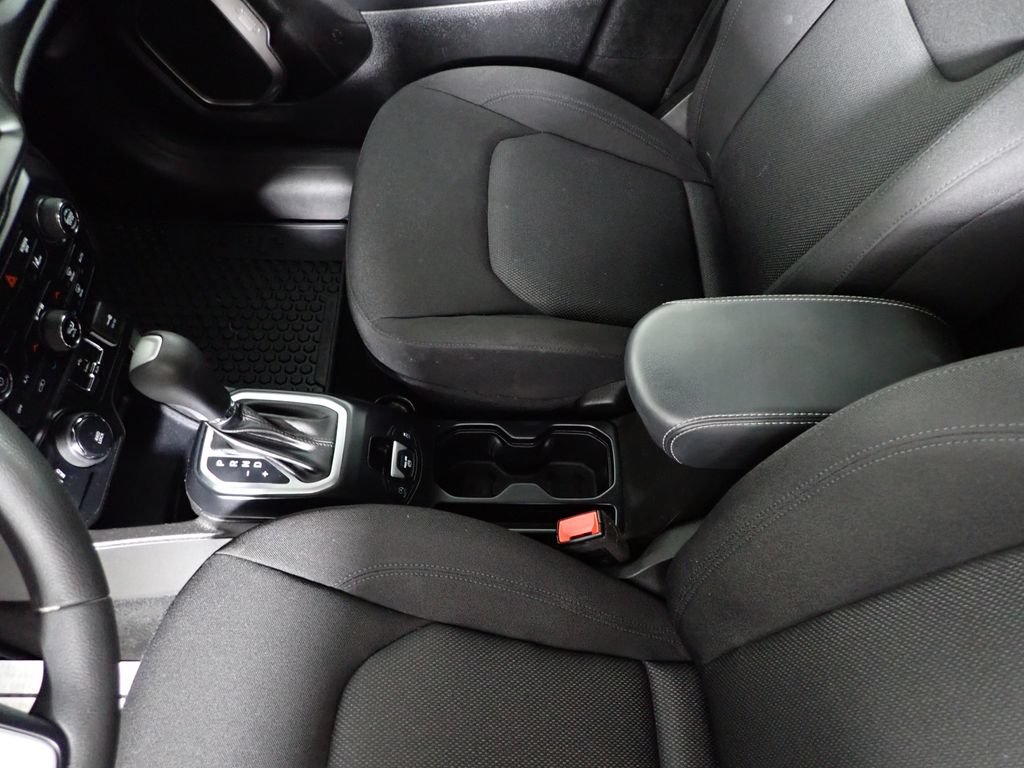 Used 2023 Jeep Renegade Latitude AWD/4WD image 29