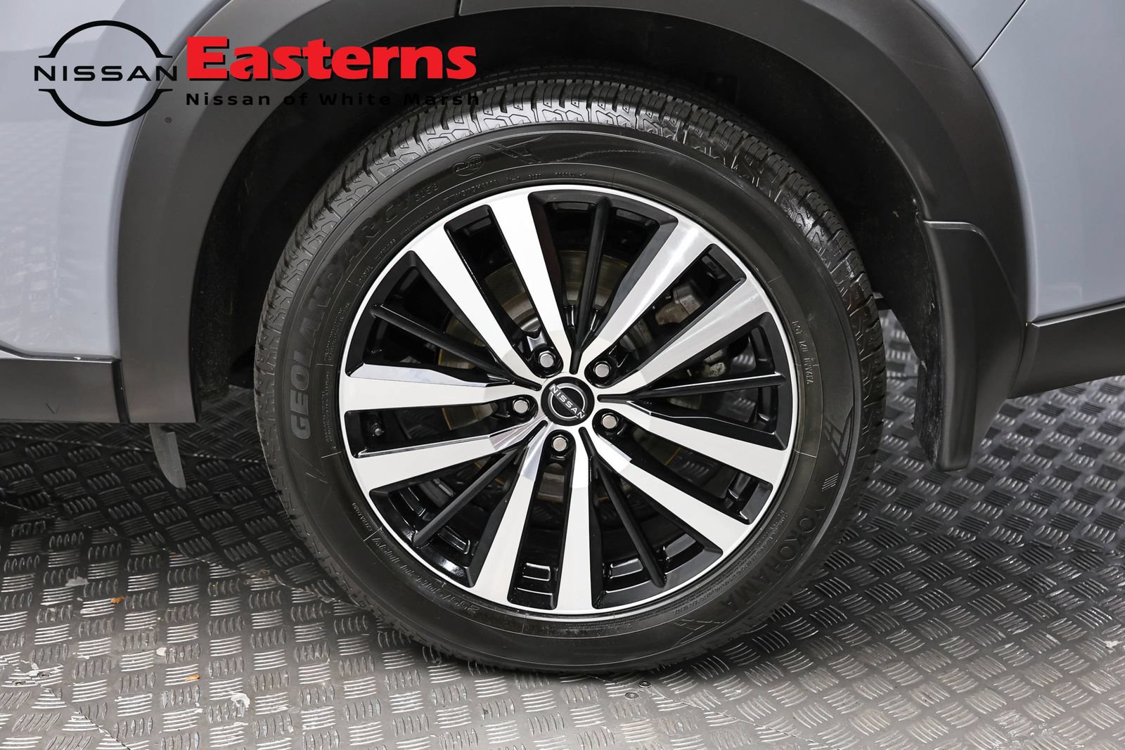 Used 2024 Nissan Pathfinder Platinum w/ Black Appearance Package AWD/4WD image 8