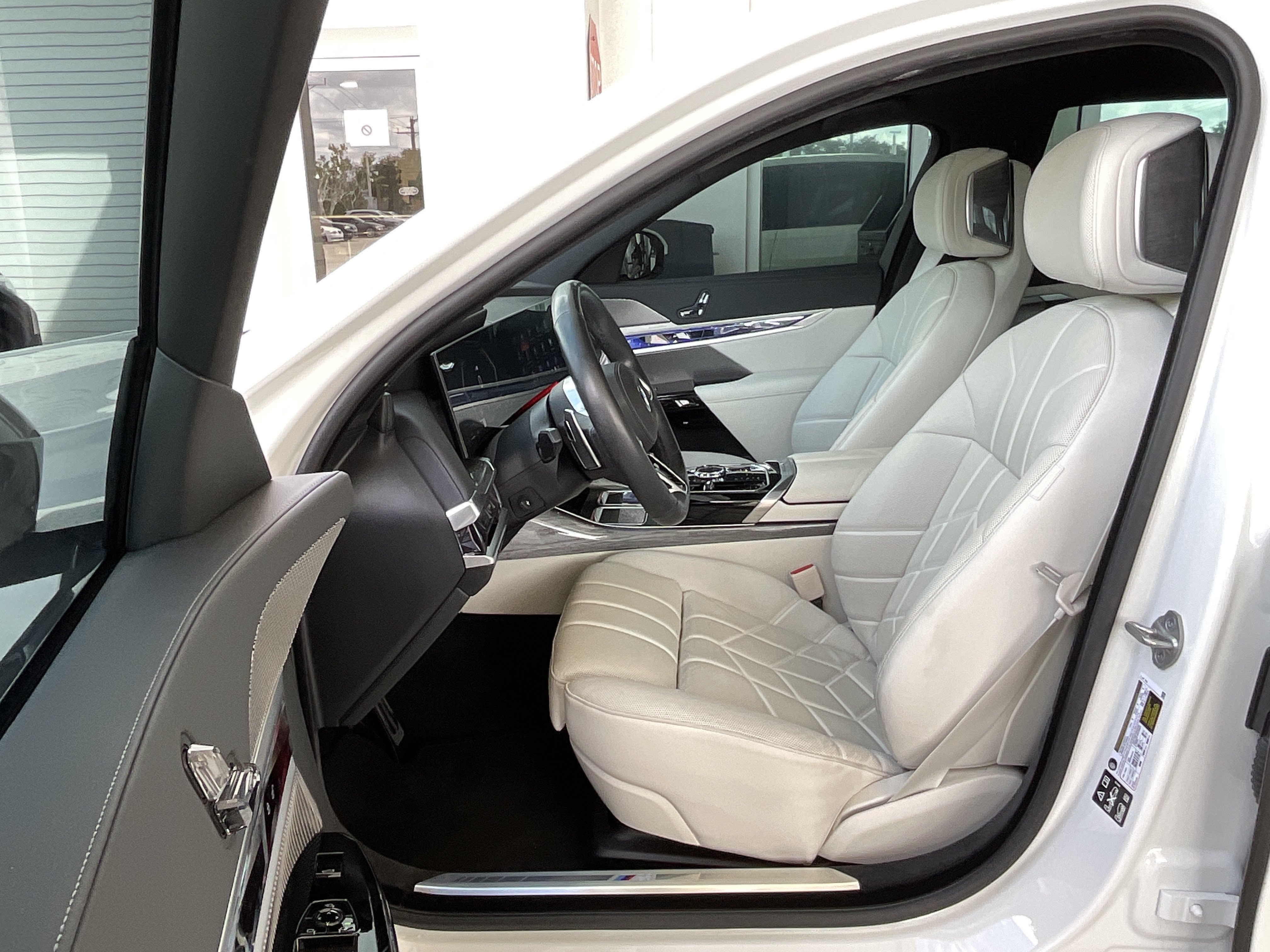 Certified 2024 BMW 760i xDrive w/ Premium Package 2 AWD/4WD image 10