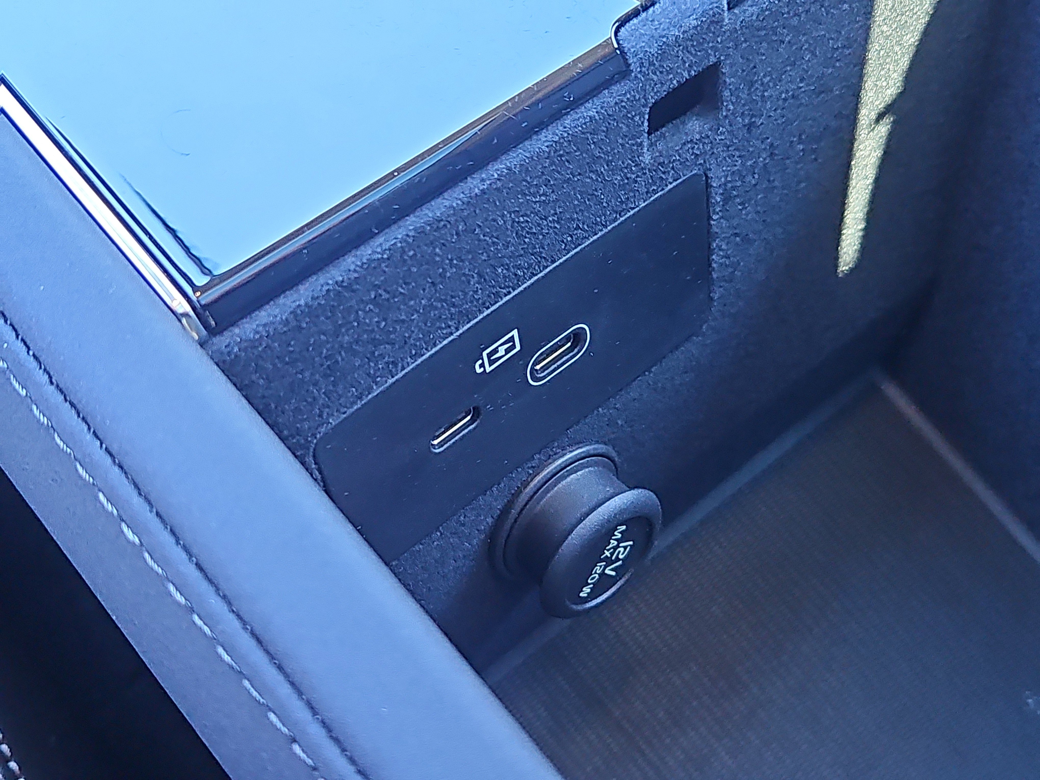 New 2026 Volvo XC90 B6 Ultra w/ Protection Package image 9