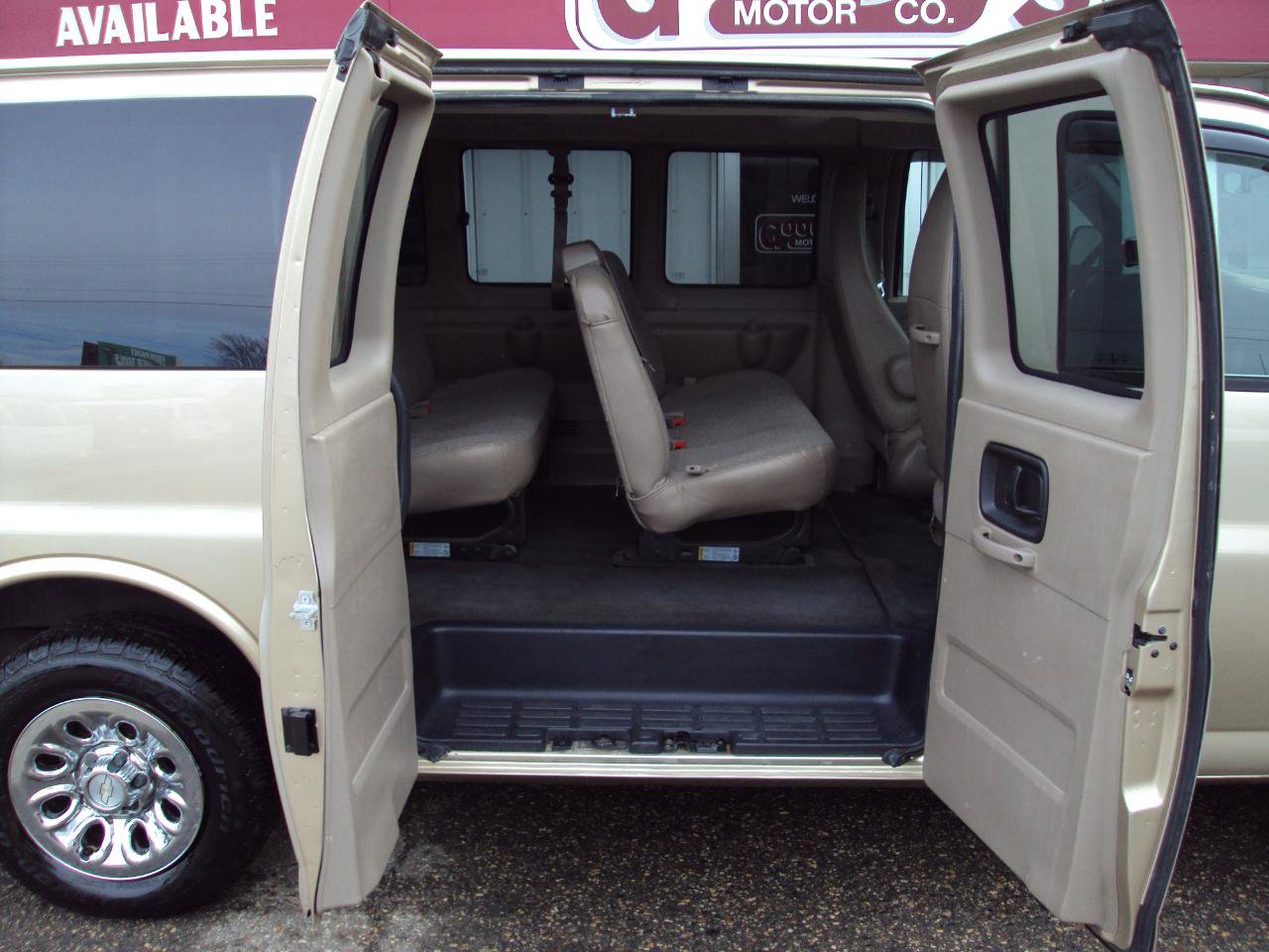 Used 2011 Chevrolet Express 1500 LT w/ LT Preferred Equipment Group image 12