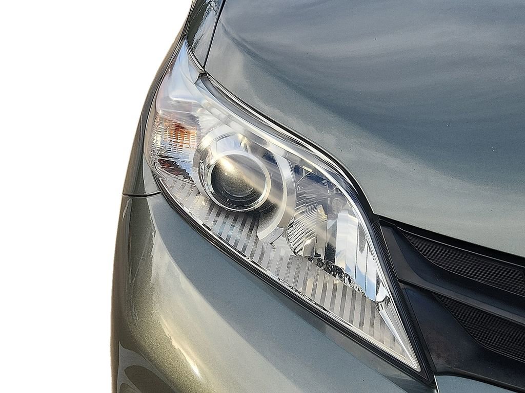 Used 2020 Toyota Sienna L image 10