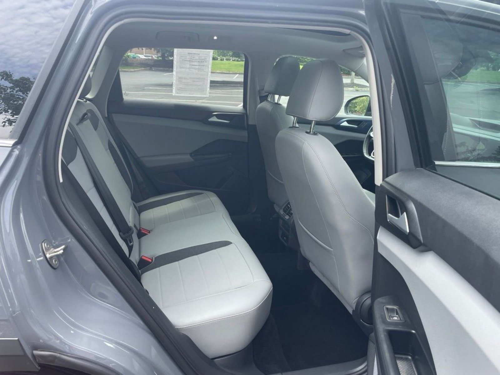 Used 2022 Volkswagen Taos SE w/ Panoramic Sunroof Package AWD/4WD image 18