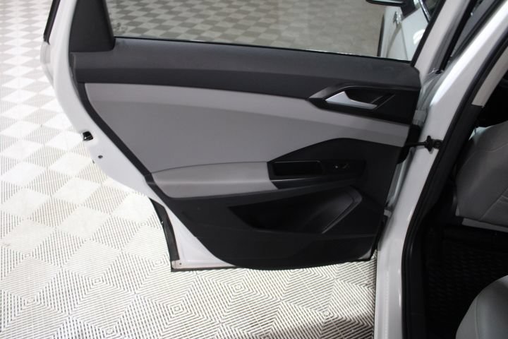 Used 2022 Volkswagen Taos SE w/ Panoramic Sunroof Package FWD image 21