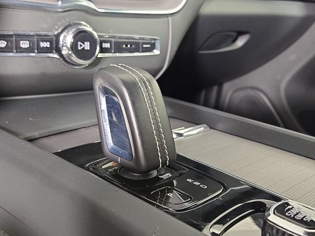 Used 2022 Volvo XC60 T8 R-Design w/ Advanced Package AWD/4WD image 21
