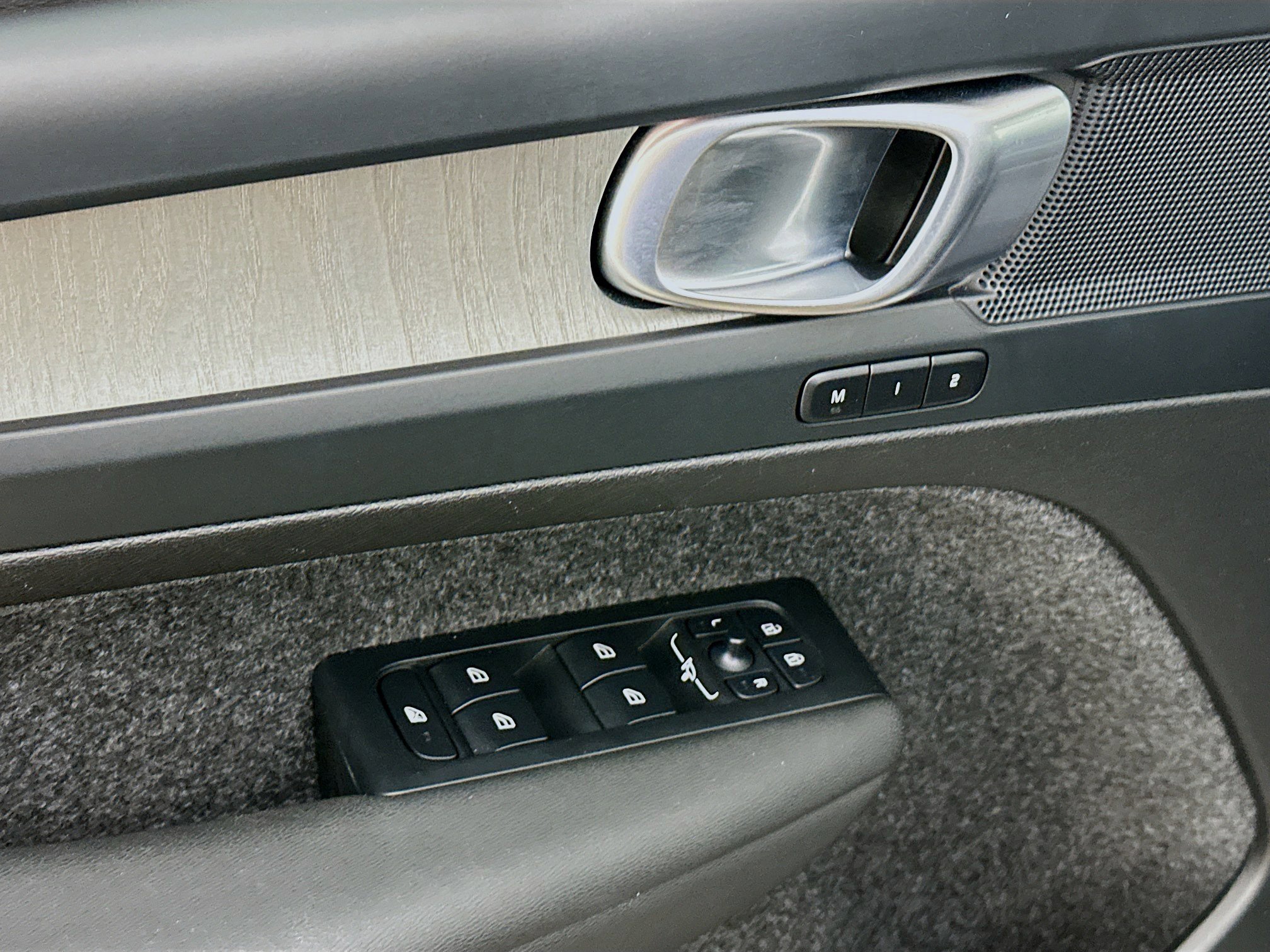 Used 2025 Volvo XC40 B5 Plus image 15