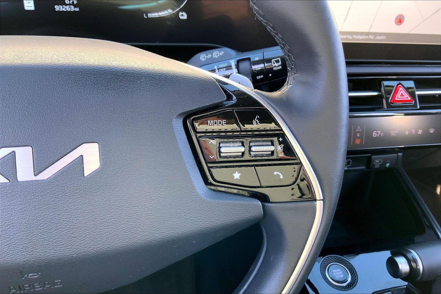 Used 2023 Kia Niro SX image 18