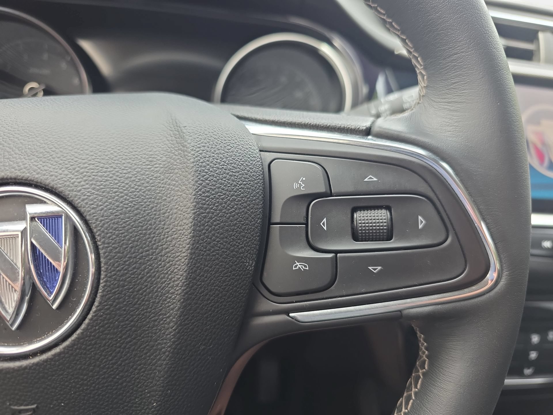 Used 2023 Buick Encore GX Preferred w/ Cold Weather Comfort Package FWD image 17