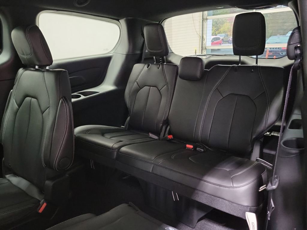 New 2026 Chrysler Pacifica Select image 12