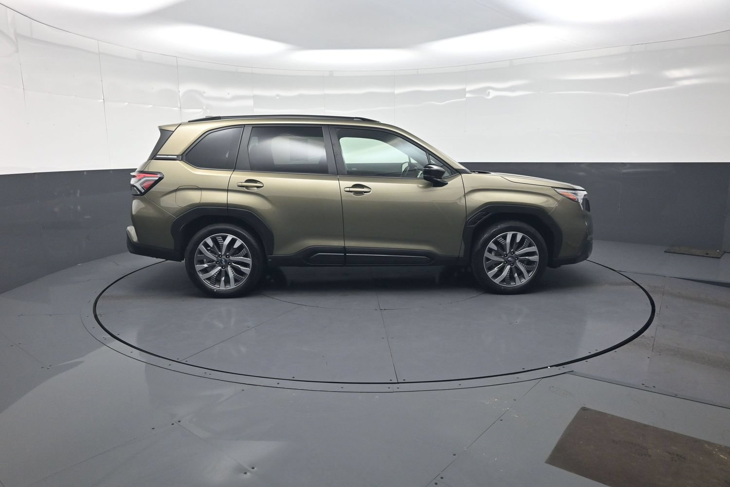 Used 2025 Subaru Forester Touring AWD/4WD image 2