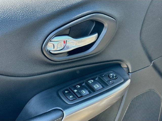 Used 2021 Jeep Cherokee Latitude Lux AWD/4WD image 24