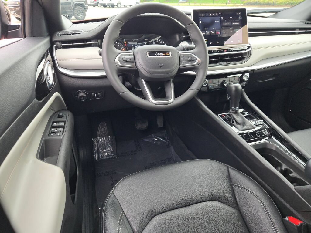 Used 2025 Jeep Compass Limited AWD/4WD image 17